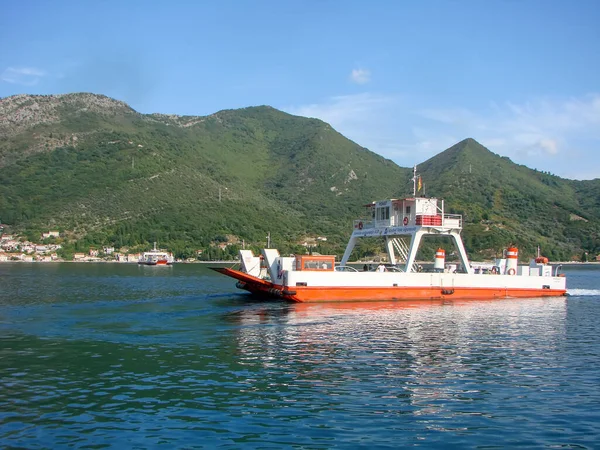 Kotor Montenegro September 2009 Foto Van Veerboot Baai Van Kotor — Stockfoto