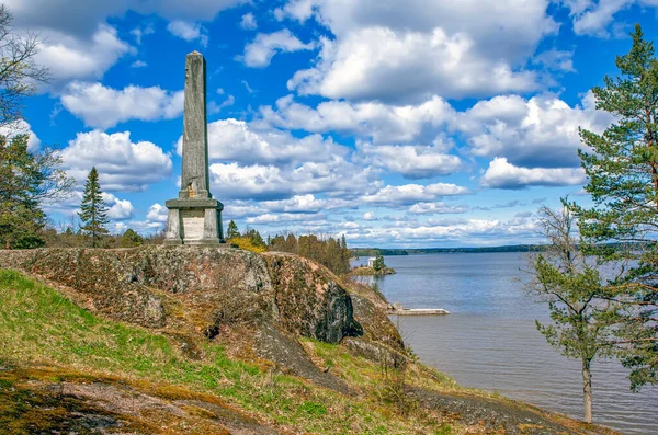 Obelisk 'ten Broglio kardeşlere. Monrepos Parkı. Vyborg. Leningrad bölgesi. Rusya
