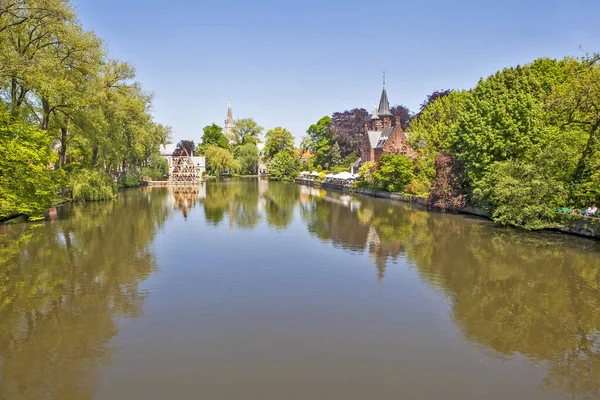 運河のある絵のような歴史的な街の中心部 ブリッジ ベルギー — ストック写真