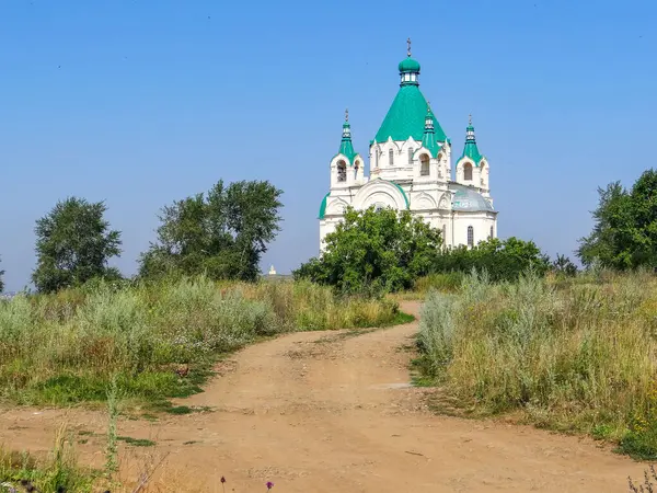 Onverharde Weg Groen Kleine Kerk Met Blauwe Lucht Aramashevo Rusland — Stockfoto