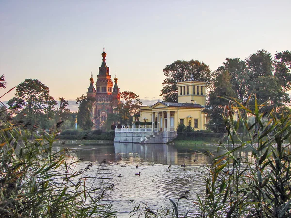 Tsaritsyn Pavilion和圣彼得和保罗教堂 彼特霍夫圣彼得堡 俄罗斯 — 图库照片