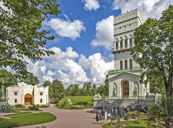 アレクサンドロフスキー公園 サンクトペテルブルク ロシアの人々と小さな建物と白い塔 — ストック写真