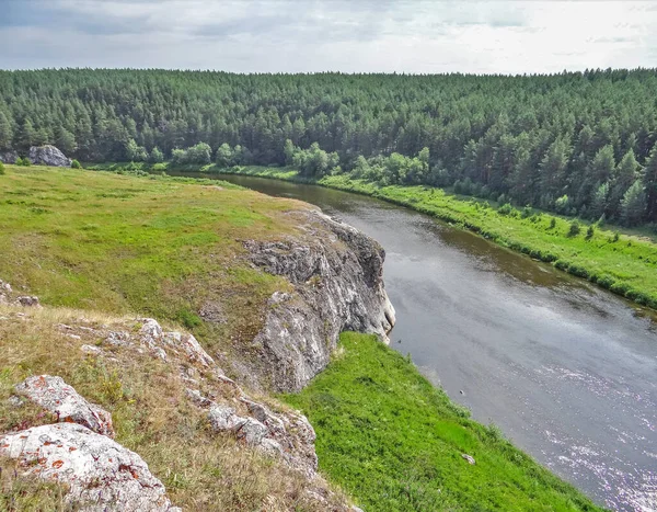Utsikt Över Floden Med Klippor Och Grönska Aramashevo Ryssland — Stockfoto