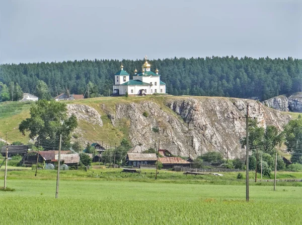 Vista Pequeña Iglesia Cima Colina Con Cielo Nublado Aramashevo Rusia —  Fotos de Stock