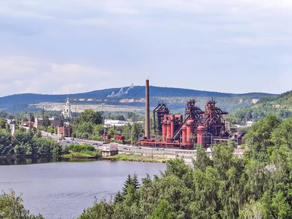 Fabriksledningar Sjön Strand Med Grönska Nizhny Tagil Ryssland — Stockfoto