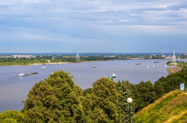 Krajobraz Wołgi Widokiem Podpory Kolejki Linowej Drugiej Stronie Rzeki Niżny — Zdjęcie stockowe
