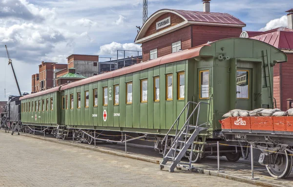 Verkhnyaya Pyshma ロシア 2019年6月12日 鉄道駅 ウズロバヤ でのサニタリー列車の写真 軍事機器博物館のオープンエリアで ウラル人の軍事栄光 — ストック写真