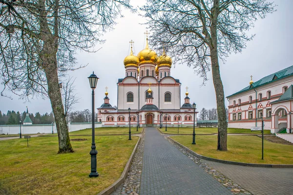 Katedra Iversky Klasztor Zielonymi Trawnikami Drzewami Valdai Rosja — Zdjęcie stockowe