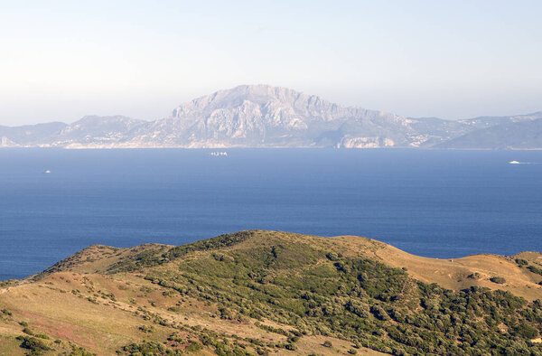 Гибралтарский пролив. Африка (на горизонте) и Европа, Испания (на переднем плане)).