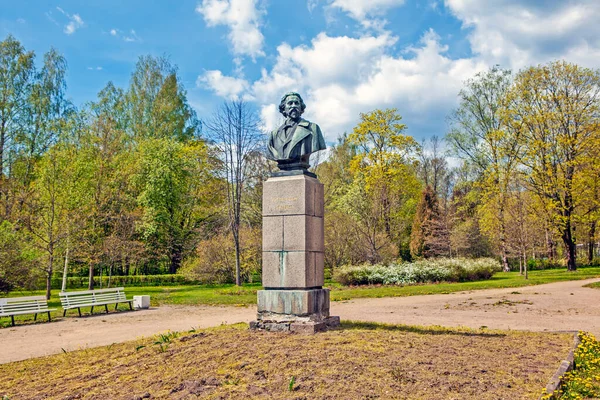 Pomnik Ilya Repin Scenie Parku — Zdjęcie stockowe