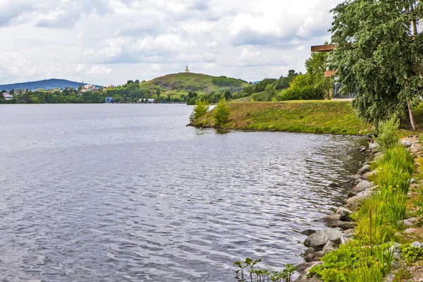 Vista Rio Costa Com Torre Vigia Montanha Fox Nizhny Tagil — Fotografia de Stock