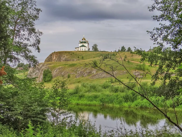 Pequeña Iglesia Cima Del Río Aramashevo Rusia —  Fotos de Stock