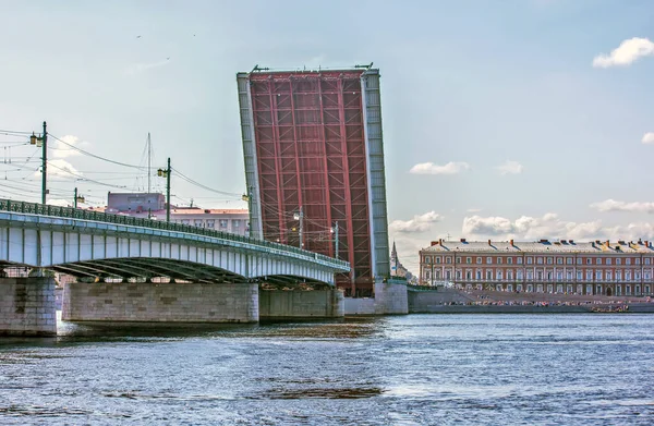 Matahari Dinyalakan Adegan Dengan Jembatan Yang Dinaikkan Petersburg Russia — Stok Foto