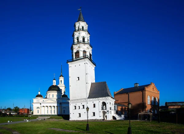 Sonnenbeschienene Kirche Und Turm Nev Yansk Russland — Stockfoto