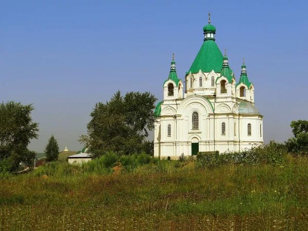 Zieleń Mały Kościół Błękitnym Niebem Aramaszewo Rosja — Zdjęcie stockowe