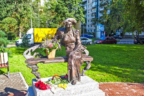 2019年9月14日 劇場広場のファニア ラネフスカヤ記念碑の写真 — ストック写真