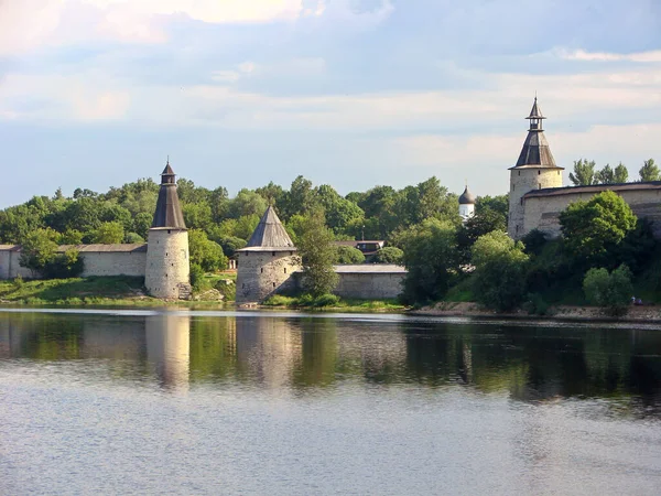 Het Pskov Kremlin Aan Oevers Van Rivier Velikaja Pskov Rusland — Stockfoto