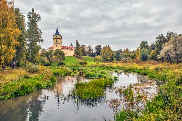 Widok Zamek Bip Otoczony Zielenią Nad Bagnami Pawłowsk Rosja — Zdjęcie stockowe