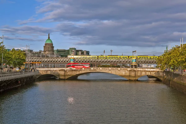 Dublin Irland August 2019 Bild Liffey River Och Stykova Bridge — Stockfoto