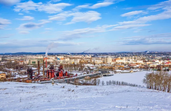 Kar Fabrika Borularıyla Kaplı Donmuş Göl Manzaralı Nizhny Tagil — Stok fotoğraf