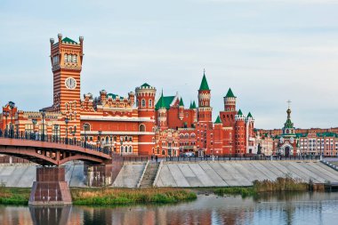Cumhuriyetçi Kukla Tiyatrosu, Peter Şapeli ve Murom ve EUROSPAR 'ın Fevronia Şapeli manzaralı Malaya Kokshaga ve Bruges seti üzerindeki Diriliş Köprüsü. Yoshkar-Ola. Mari El Republic. - Rusya. 27 Ekim 2020