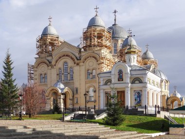 Kutsal Haç Katedrali ve St. Nicholas Kilisesi. Verkhoturye, Sverdlovsk bölgesi. - Rusya. 11 Ekim 2012