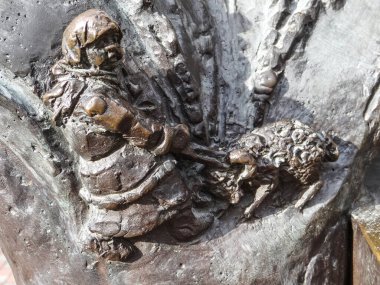 Kuzulu bir kadın. Ershov anıtının bir parçası. Tobolsk 'ta. Tyumen bölgesi. - Rusya. 15 Ekim 2013