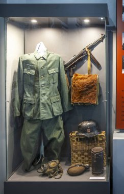 Silah örnekleri, üniformalar, Wehrmacht askerlerinin ekipmanları. Rzhev Askeri Tarihi Müzesi. Rzhev, Tver bölgesi. - Rusya. 3 Ocak 2021
