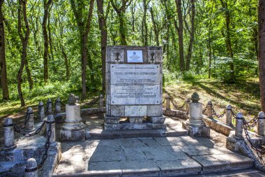 Lermontov 'un düellosunun yapıldığı yerdeki anıtın parçası. Pyatigorsk 'ta. Stavropol bölgesi. - Rusya. 20 Mayıs 2021