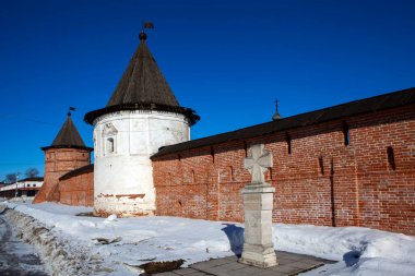 Yuryevsky Kremlin (Mikhailo-Arkhangelsky Manastırı) ve şehrin 850. yıldönümü anısına bir haç. Yuryev-Polsky. Vladimir bölgesi. - Rusya. 20 Mart 2021
