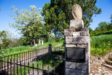 Osetli rahip Alexander Tulikov 'un kızı Anna Tsalikova' nın mezarı. Anna, Osetyalı şair Kosta Khetagurov 'un sevgilisiydi. Pyatigorsk mezarlığı. Pyatigorsk 'ta. Stavropol bölgesi. - Rusya. 21 Mayıs 2021