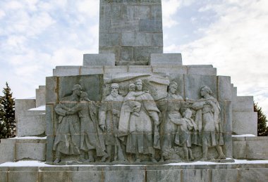 Büyük Vatanseverlik Savaşı 'nın kahramanlıklarını Rzhev' in kurtarıcılarına dikilitaşın kaidesi üzerinde övüyorlar. Rzhev, Tver bölgesi. - Rusya. 3 Ocak 2021