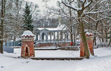 Kırmızı Şelale ve Mermer Köprü. Catherine Park. Tsarskoe Selo. Puşkin. St. Petersburg 'da. - Rusya. 21 Ocak 2021