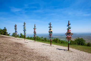 Tabaklar Mashuk dağının tepesindeki şehirlerle dolu. Pyatigorsk 'ta. Stavropol bölgesi. - Rusya. 21 Mayıs 2021