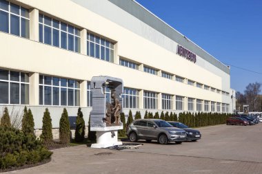 Heykel grubu Büyük buluş. Lenrezerv binasının yakınında. Saint-Petersburg, Rusya. 20 Nisan 2021