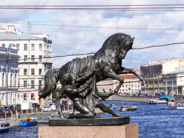 At terbiyecileri. Klodt. Anichkov köprüsünde heykel. St. Petersburg 'da. - Rusya. 16 Ağustos 2013