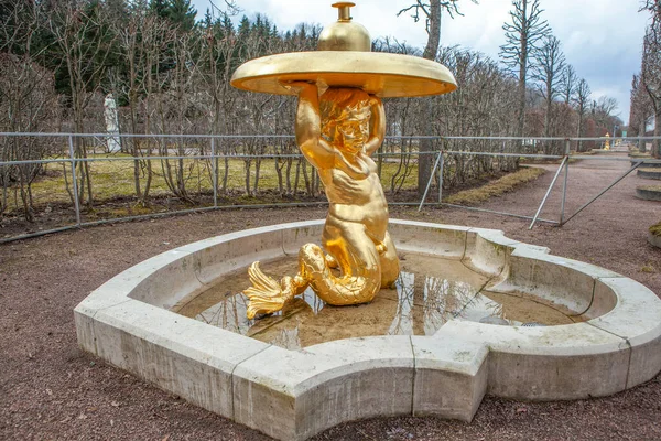 Fontein Triton Klokken Aardvorets Peterhof Sint Petersburg Rusland April 2021 — Stockfoto