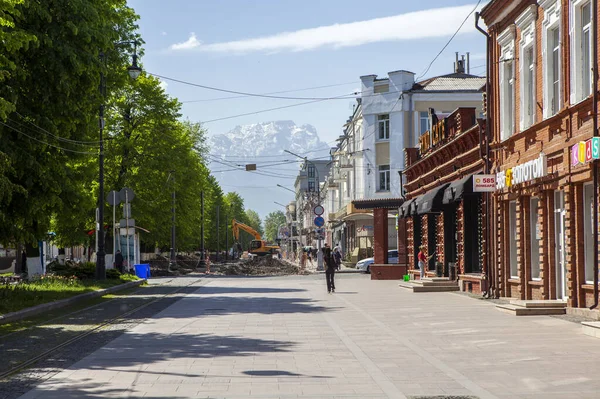 Prospekt Mira Daki Yayalar Masa Dağı Manzaralı Hughkavkaz Kuzey Osetya — Stok fotoğraf