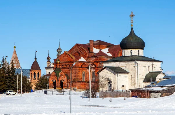 トリニティ教会とセントジョージ大聖堂 ユリエフ ポルスキー ウラジーミル地方 ロシアだ 2021年3月20日 — ストック写真