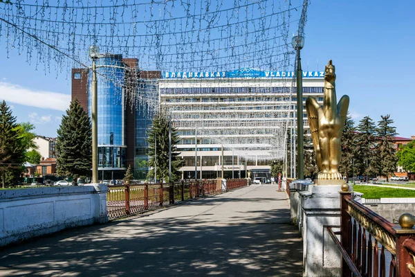 ウラジカフカス グリフィンはテレク川を渡る歩行者用石積み橋を飾り ウラジカフカスのホテルの景色を眺めることができます ロシア 北オセチアのウラジカフカス 2021年5月13日 — ストック写真