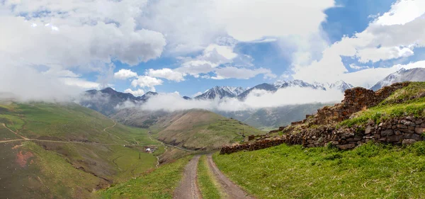 Paisaje Rural Con Montañas Fondo Pueblo Kamunta Mountain Digoria Osetia — Foto de Stock