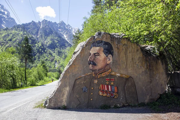 Tsey渓谷のスターリンへの記念碑 北オセチアだ ロシアだ 2021年5月16日 — ストック写真