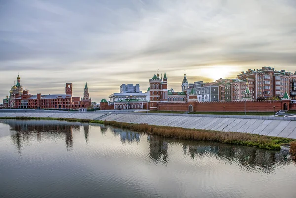 Malaya Kokshaga Rivier Dominanten Van Voskresenskaya Dijk Bij Zonsondergang Yoshkar — Stockfoto