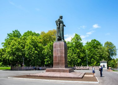 Kosta Levanovich Khetagurov anıtı Osetya Tiyatrosu önünde. Hughkavkaz, Kuzey Osetya, Rusya. 13 Mayıs 2021