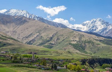 Köyün genel görünümü, dağların arka planına karşı. Dargavlar. Kuzey Osetya. - Rusya. 14 Mayıs 2021