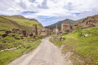 Kuleleri olan çok katlı binaların ortaçağ mimari kompleksi. Digoria Dağı. Galiat. Kuzey Osetya. - Rusya. 18 Mayıs 2021