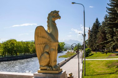 Terek Nehri 'ndeki Kladki yaya köprüsünün süslendiği bir yer. Hughkavkaz, Kuzey Osetya, Rusya. 13 Mayıs 2021