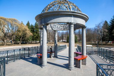 Lyubashinsky Bahçesinde Yalınayak Melek. Saint-Petersburg, Rusya. 20 Nisan 2021