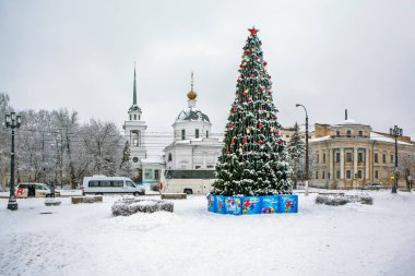 İsa 'nın Dirilişi Kilisesi ve Yeni Yıl ağacı Afanasy Nikitin seti üzerinde. Tver. - Rusya. 2 Ocak 2021