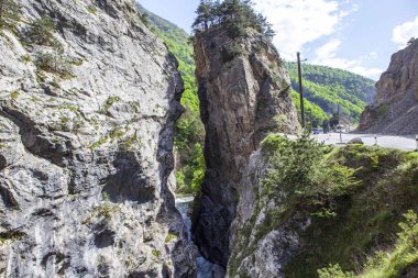 Kayaları öpmek. Kadargavan Kanyonu. Fiagdon Nehri Boğazı (Kurtat Boğazı). Ingushetia Cumhuriyeti, Rusya. 15 Mayıs 2021